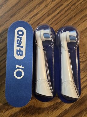 Oral-B iO THREE Replacement Brush Heads - White with Blue Bristles
